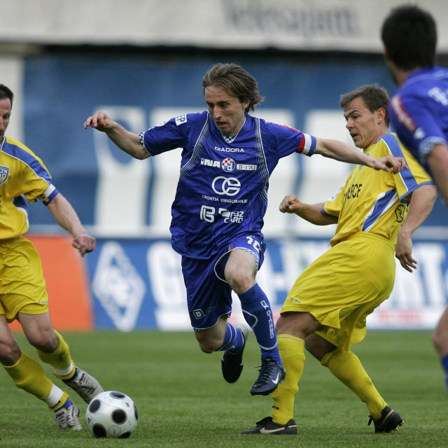Luka Modrić u Dinamovom dresu protiv Intera, a upravo je za ova dva kluba igrao u svojoj premijernoj sezoni na hrvatskim travnjacima (2004./05.)