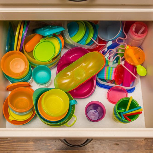Ponekad se teško snaći u prenatrpanoj ladici s plastičnim posudama i poklopcima