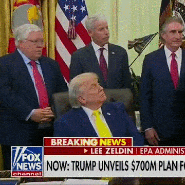 Donald Trump drijema na sastanku u Ovalnom uredu