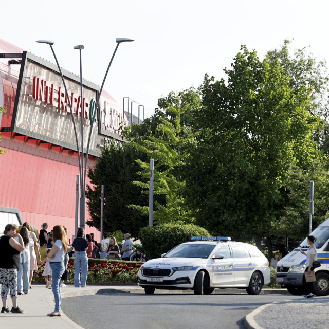 Policija ispred Arena Centra, ilustracija