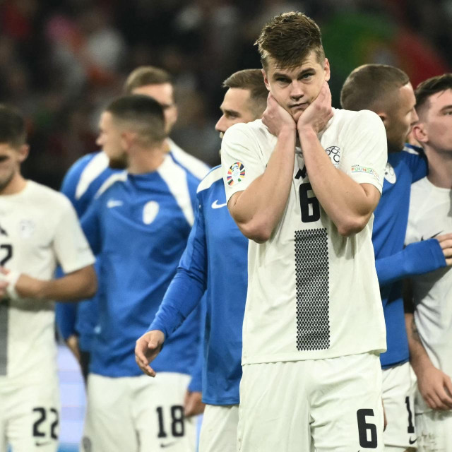 Adam Gnezda Čerin, Žan Vipotnik, Jaka Bijol i Benjamin Verbič nakon utakmice s Portugalom 2024. godine