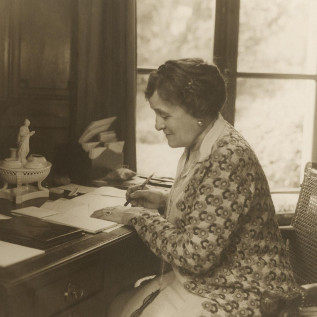 Edith Wharton, snimljena dok piše za svojim stolom 1920. godine