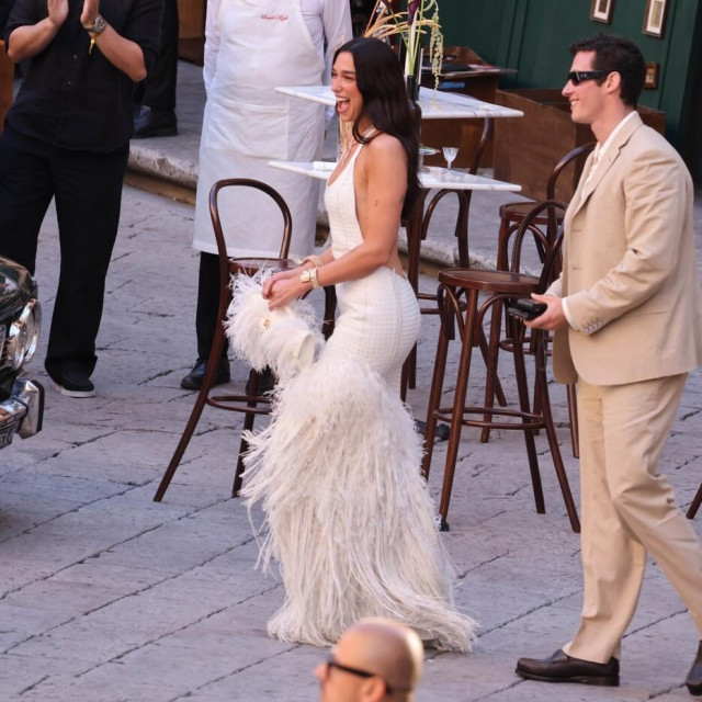 Za dizajn haljine i torbice bila je zadužena kuća Bottega Veneta