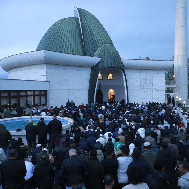Centar će se graditi na zemljištu od 9.000 četvornih metara smještenom istočno od postojećeg Islamskog centra, koje je kupljeno od Grada Zagreba putem javnog natječaja