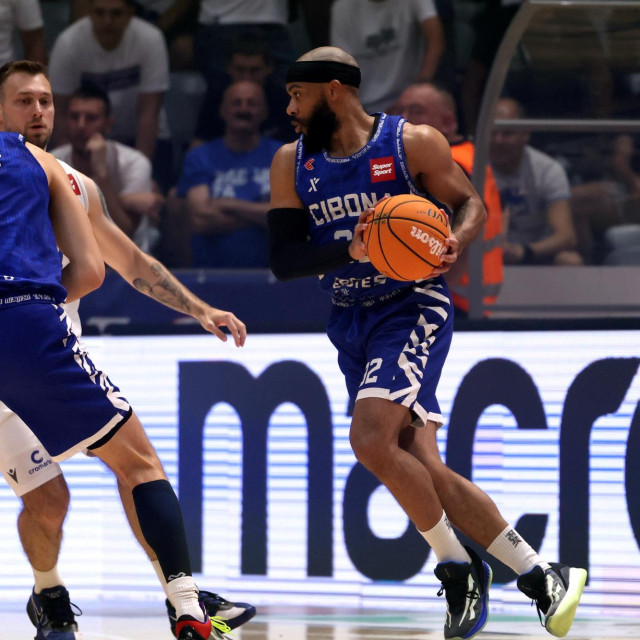 Justin Roberson u dresu Cibone