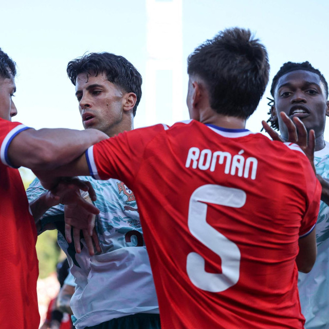 Joao Cancelo, Rafael Leao, Felipe Faundez i Ivan Roman u naguravanju tijekom prijateljske utakmice