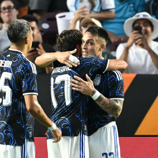 Lautaro Martinez i suigrači slave gol protiv Hondurasa