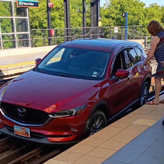 Mazda završila na tračnicama zbog navigacije