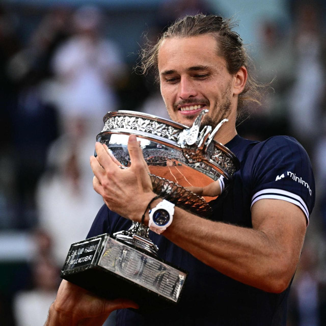 Germany‘s Alexander Zverev holds ”La Coupe des Mousquetaires” trophy after winning the French Open tennis tournament men‘s singles final match against Italy‘s Flavio Cobolli on day 15 of the French Open tennis tournament on Court Philippe-Chatrier at the Roland-Garros Complex in Paris on June 7, 2026. (Photo by JULIEN DE ROSA/AFP)
