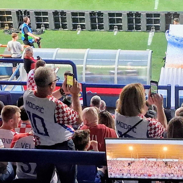 Stipe i Radojka Modrić na utakmici Hrvatska - Slovenija