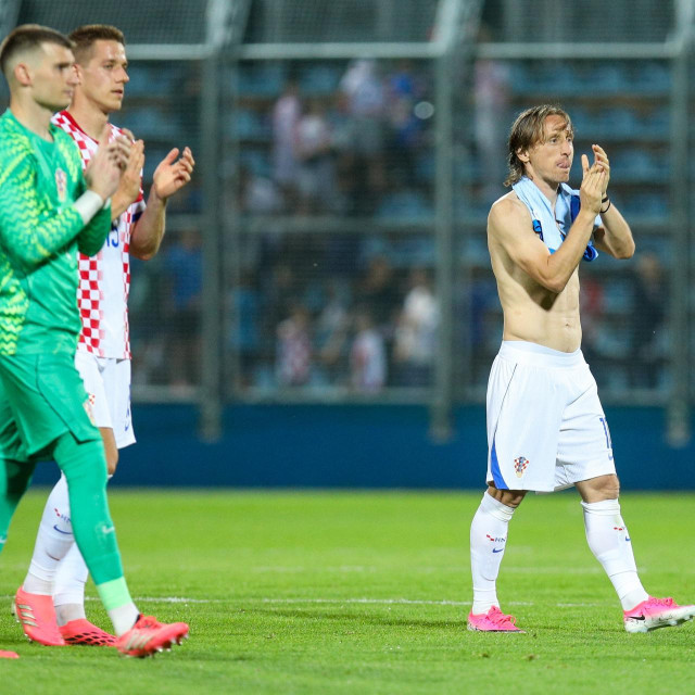 Luka Modrić pozdravlja navijače nakon utakmice