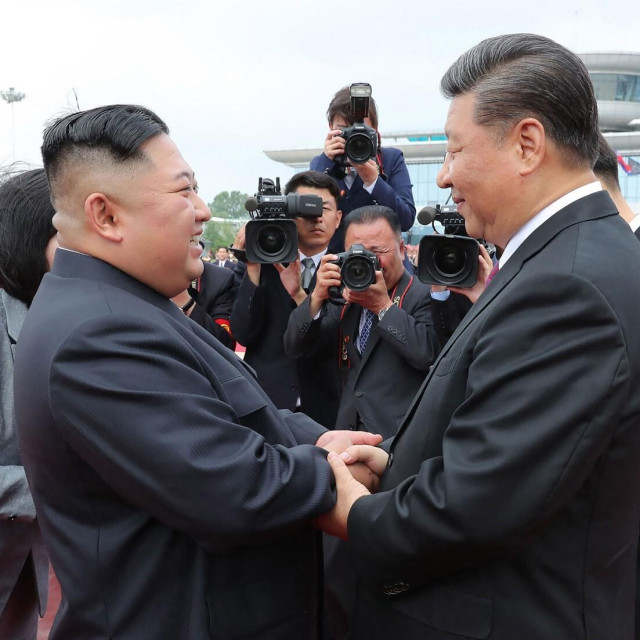 Kim Jong Un i Xi Jinping (arhivska fotografija)