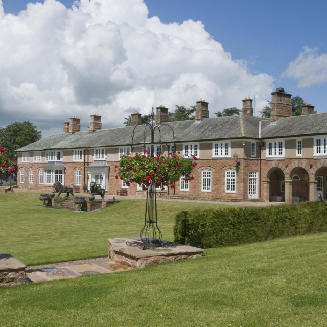 Rezidenciju je 1923. godine projektirao Bertram Clough Williams-Ellis, jedan od najpoznatijih britanskih arhitekata