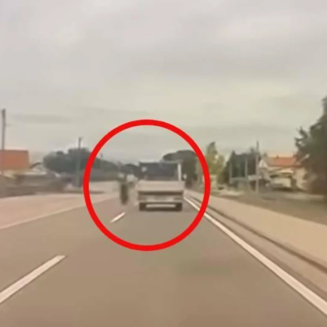 Motocikl je projurio pokraj drugih vozila