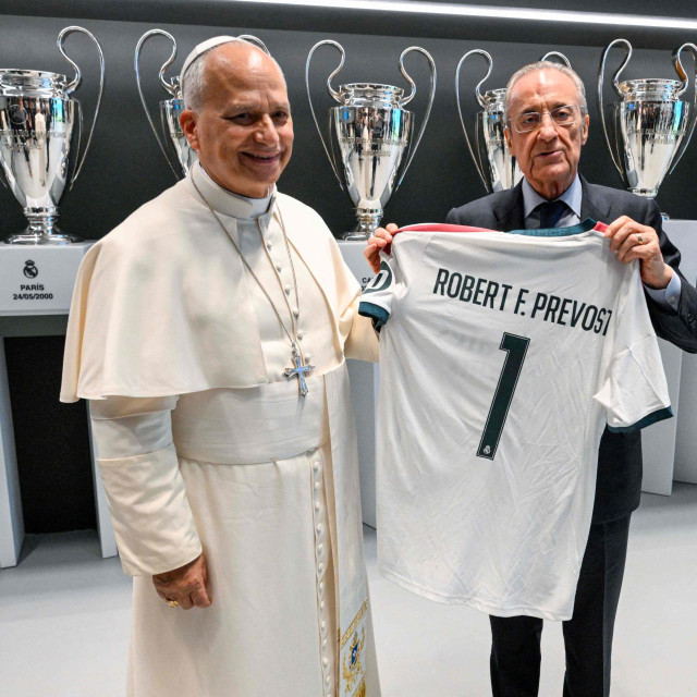 Florentino Perez uručio je dres Reala papi Lavu XIV.