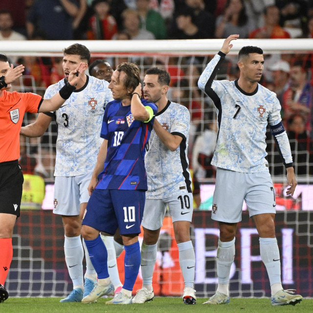 Sudac Umut Meler, Ruben Dias, Luka Modrić, Bernardo Silva, i Cristiano Ronaldo na utakmici Portugala i Hrvatske