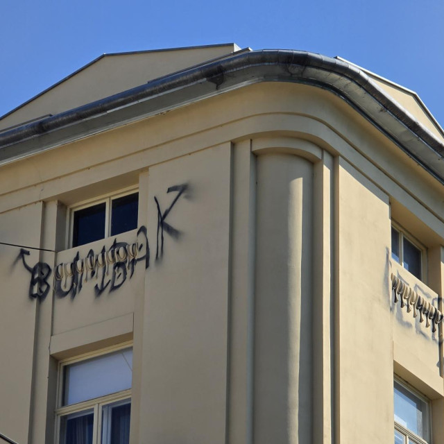 Grafiti na vrhu zgrade u Gundulićevoj (ilustracija)
