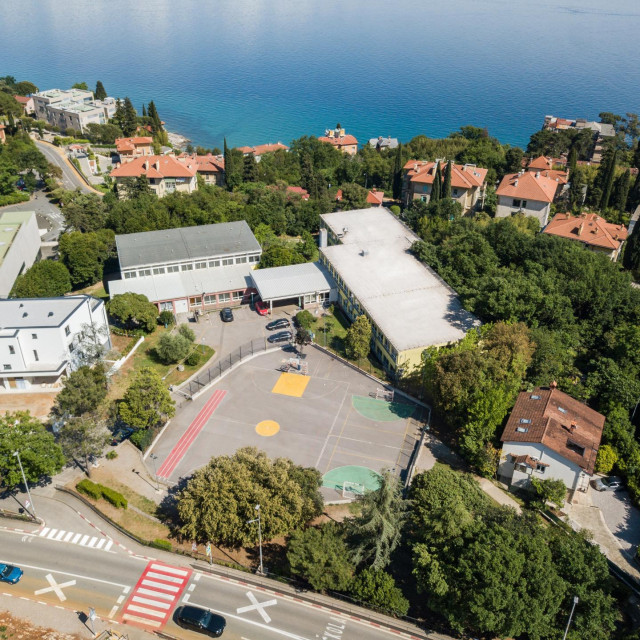 Pogled na zgradu školu
