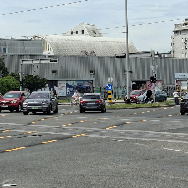 Automobil čeka kako bi nepropisno skrenuo u Savsku