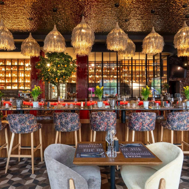 Restoran na jedinstven način spaja vrhunsku gastronomiju, upečatljiv dizajn i toplu atmosferu, stvarajući iskustvo kakvo se rijetko susreće na zagrebačkoj gastro sceni