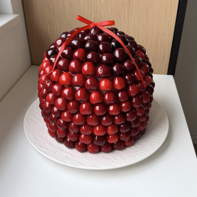 torta od čokolade, malina i trešanja