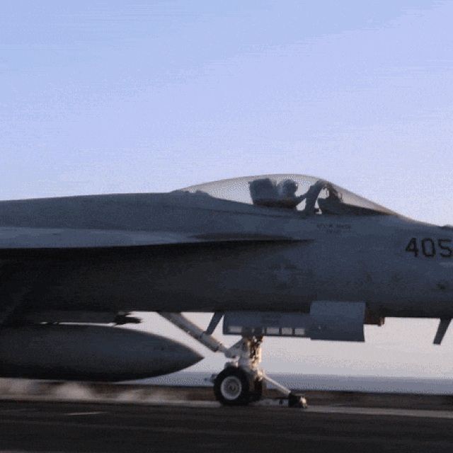 Polijetanje američkog borbenog aviona F/A-18 Super Hornet