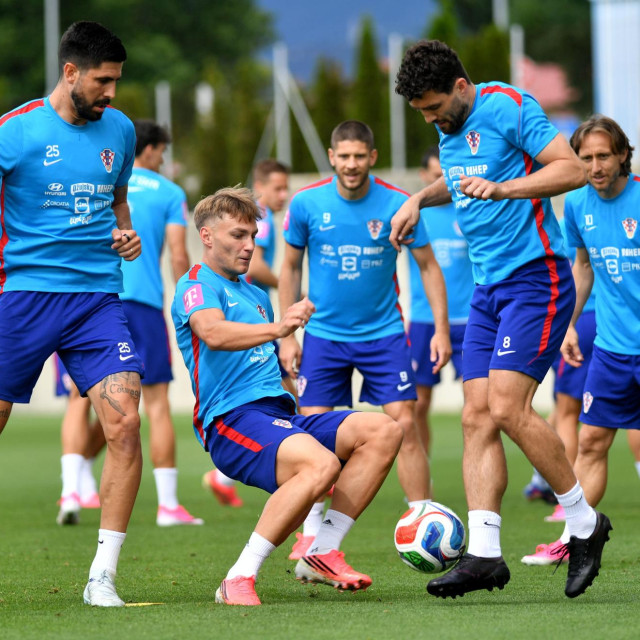 Andrej Kramarić i Luka Modrić gledaju što na treningu rade Martin Erlić, Toni Fruk i Mateo Kovačić