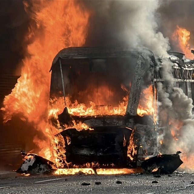 Zapaljeni autobus u Belfastu