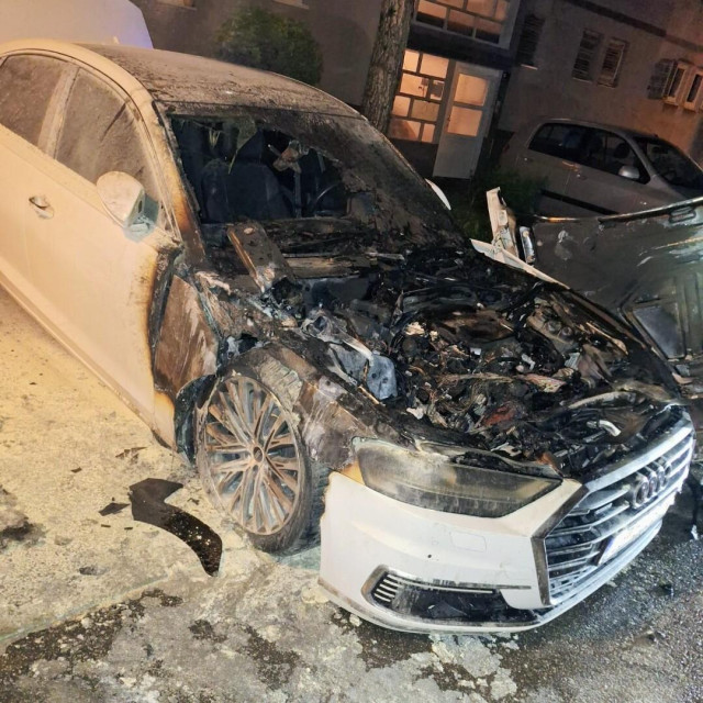 Audi A8 koji je izgorio na Savici