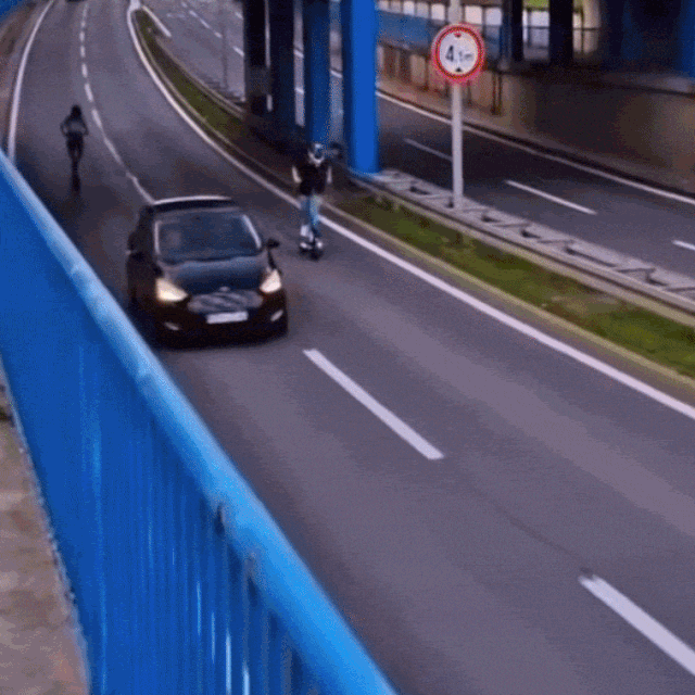 Djeca na električnim romobilima pretječu vozila na cesti
