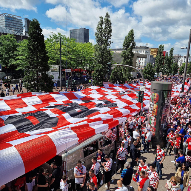 Stometarska zastava hrvatskih navijača