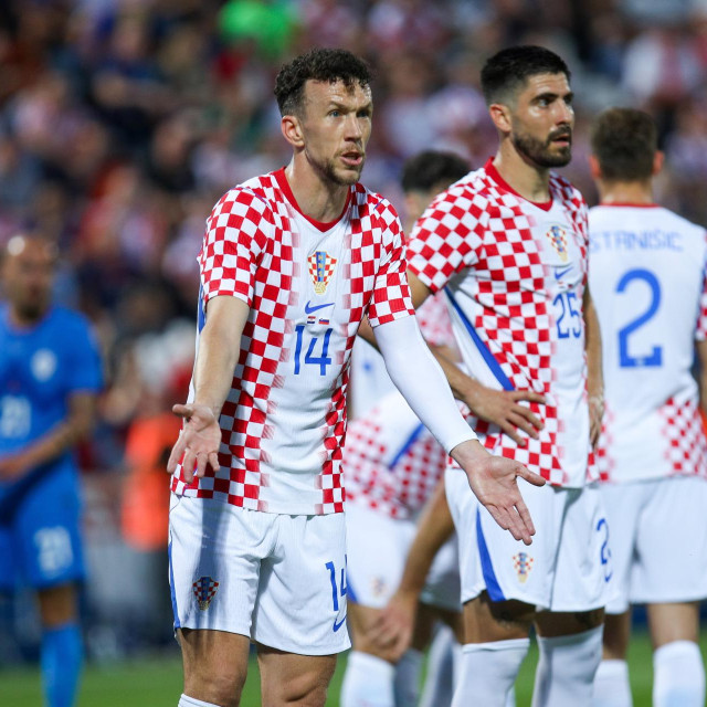 Ivan Perišić i Martin Erlić na utakmici protiv Slovenije u Varaždinu