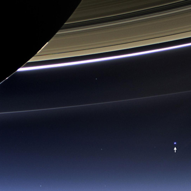 Saturnovi prstenovi i planet Zemlja milijardu i pol kilometara iza njih (snimke letjelice Cassini)