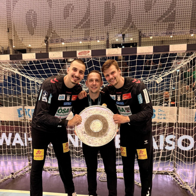 Matej Mandić, Dino Špiranec i Sergey Hernandez s trofejom prvaka Njemačke