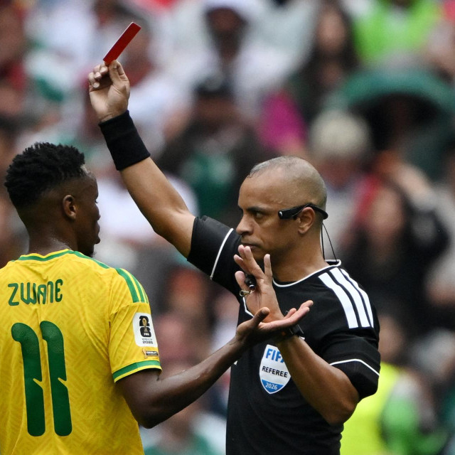 Sudac Wilton Sampaio pokazuje crveni karton Thembi Zwaneu