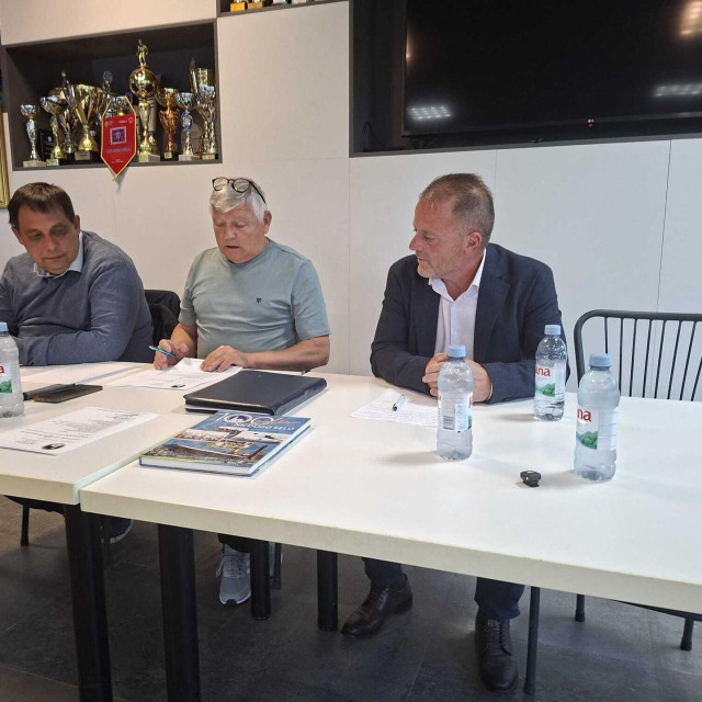 Na slici s lijeva na desno novi predsjednik Dugog Sela, Željko Kruhak, predsjednik Skupštine Stjepan Valjak i predsjednik na odlasku, Lovro Darojković