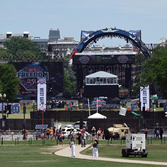 Bijela kuća ispred koje se postavlja arena za UFC Freedom 250 borbu koja ce se održati na osamdeseti rođendan Donalda Trumpa