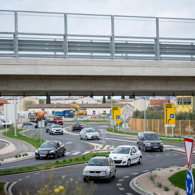 Iako moderna vozila sadrže sve više digitalnih sustava, tržište rabljenih automobila već se desetljećima suočava s problemom manipulacije brojačima kilometara