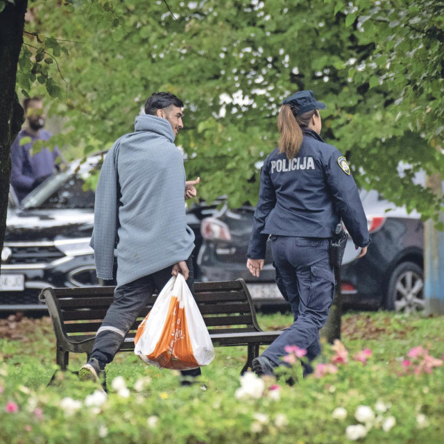 Ilustracija: migrant u pratnji policajke