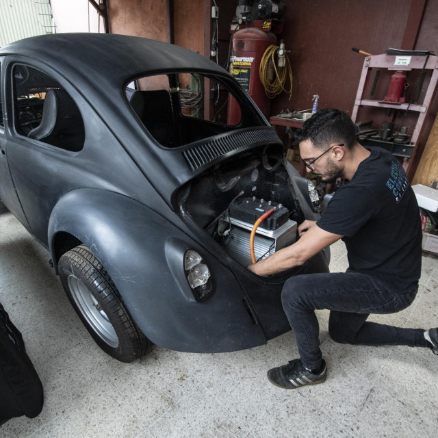 Automobil prerađen na električni pogon, ilustracija 