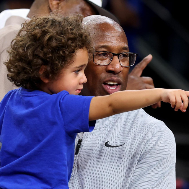 Mike Brown s unukom Iversonom koji se nije odvajao od djeda tijekom slavlja Knicksa u San Antoniju