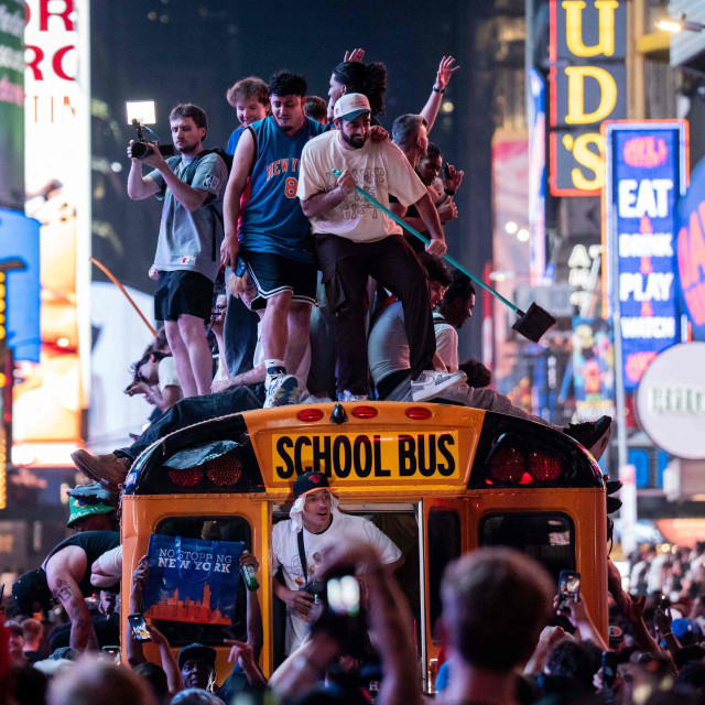 Tisuće navijača Knicksa blokiralo je ulice New Yorka