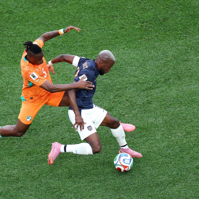Gonzalo Plata u duelu s Wilfriedom Singom