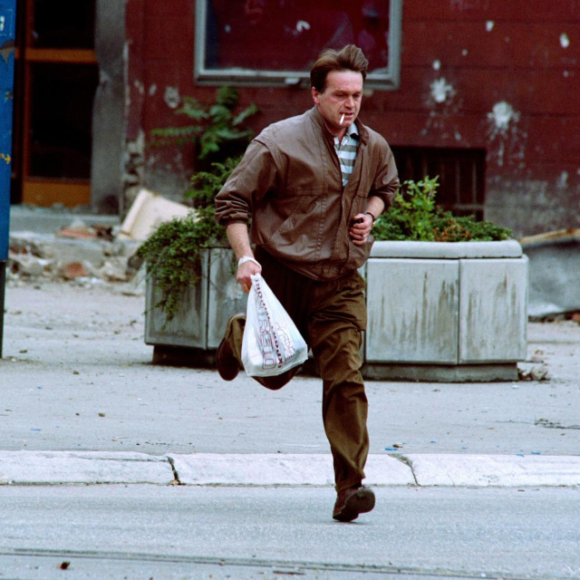 Slučaj ”Sarajevo safari” odnosi se na istragu koju je ranije pokrenulo talijansko pravosuđe na temelju tvrdnji da je više osoba iz te države plaćalo kako bi tijekom rata u BiH od 1992. do 1995. organizirano dolazile na položaje Vojske bosanskih Srba, koja je držala u opsadi glavni grad BiH, i s njih pucale na civile