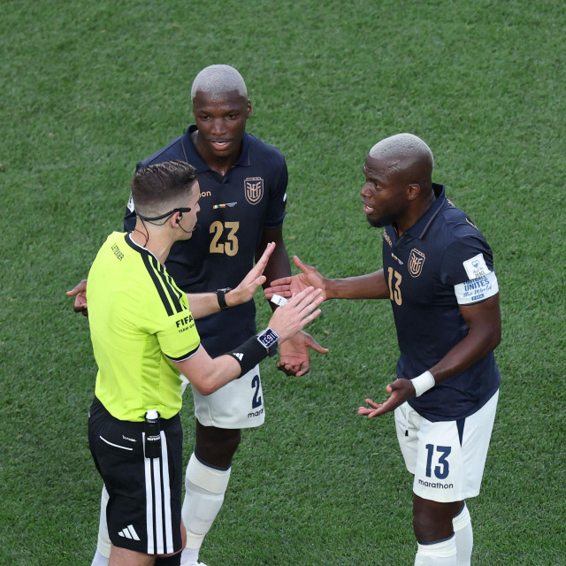 Moises Caicedo u razgovoru sa sucem