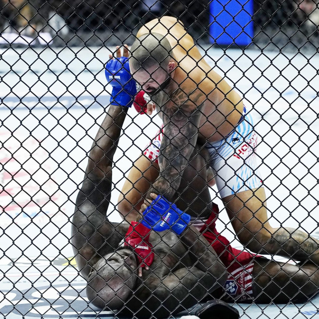 Josh Hokit i Derrick Lewis