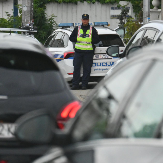 Promet na križanju Slavonske avenije i Savske kod Vjesnikovog nebodera nadzire prometna policija zbog učestalih prometnih nesreća