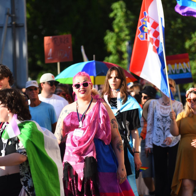 Ispred Glazbenog paviljona održana je Povorka ponosa LGTBQ osoba i obitelji Karlovac Pride