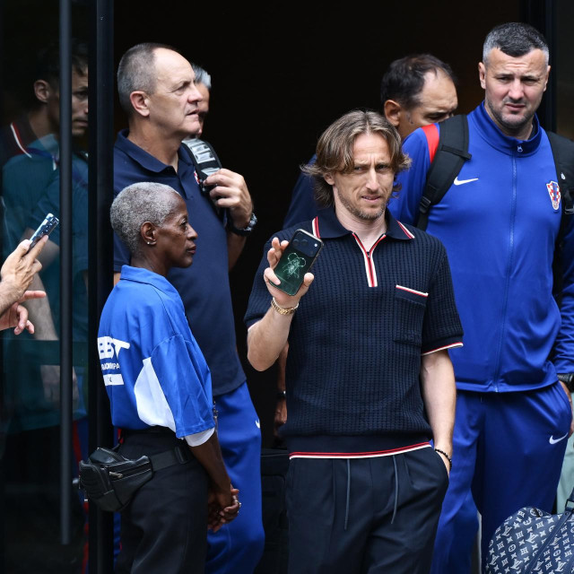 Luka Modrić pozdravlja navijače s mobitelom u ruci