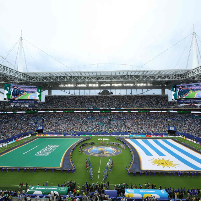 Zastave Urugvaja i Saudijske Arabije ostale su u zraku tijekom himni